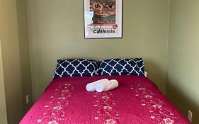 Private Room In Los Angeles With Wifi, Tv, And View Of Hollywood Sign & Shared Kitchen
